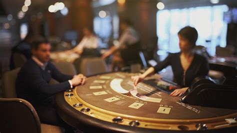 cum se joaca blackjack  Blackjackul se joacă pe o masă semicirculară acoperită cu pâslă ce în mod uzual acomodează 7 jucători